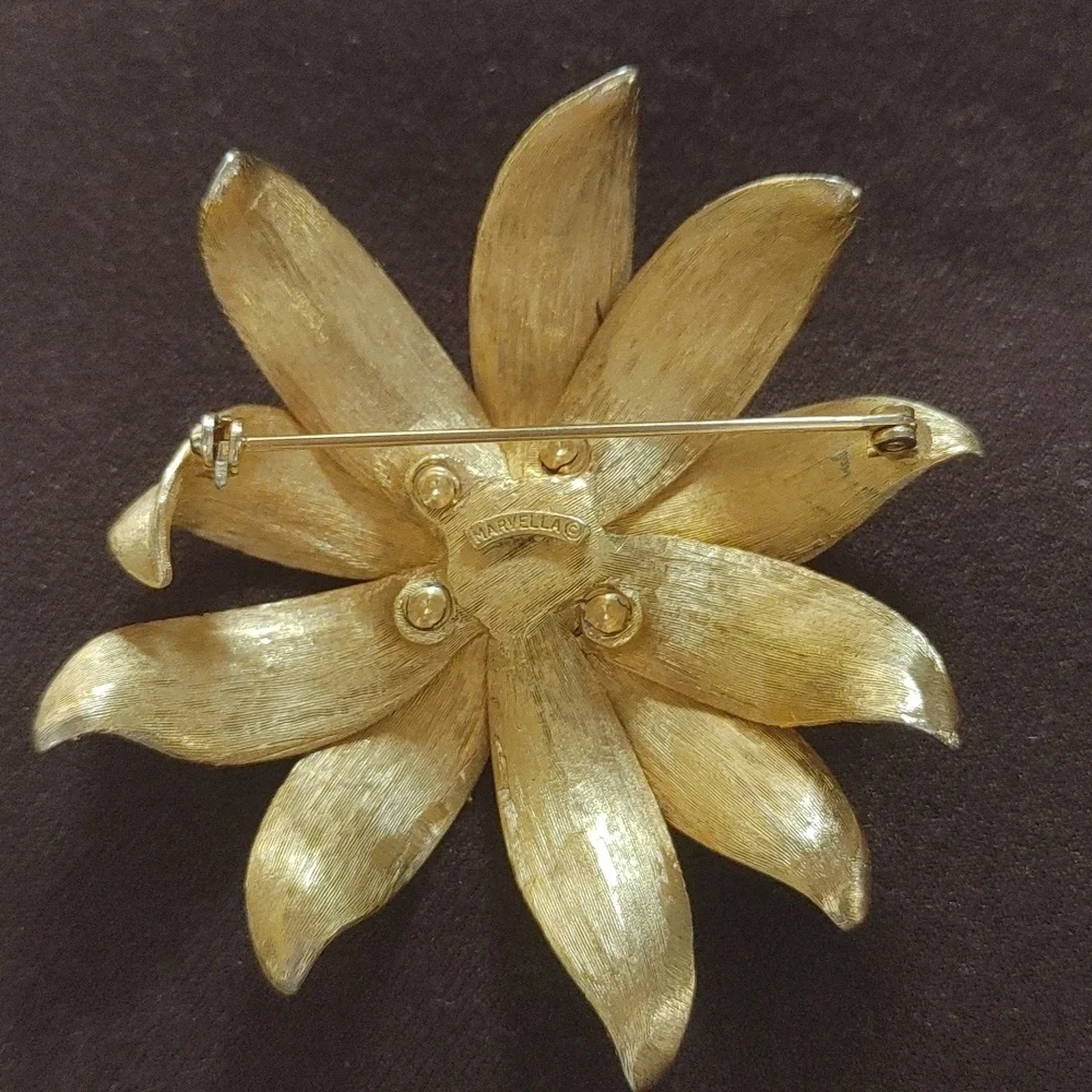Marvella VTG Gold Daisy Brooch with Rhinestones
